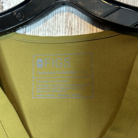 Figs Technical Collection Scrub Tops Size L Bundle - Picture 5 of 13